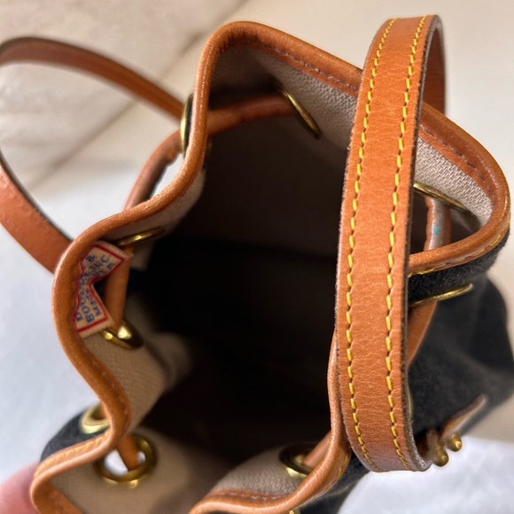 Vintage Dooney & Bourke, All Weather Bucket Bag w.British all leather Trim - Picture 8 of 10